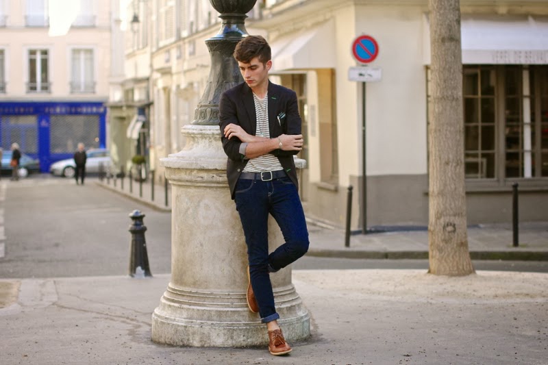 Với những chiếc quần quá dài, hãy học theo cách của Matthias C, đơn giản là lật gấu quần lên như thế này.