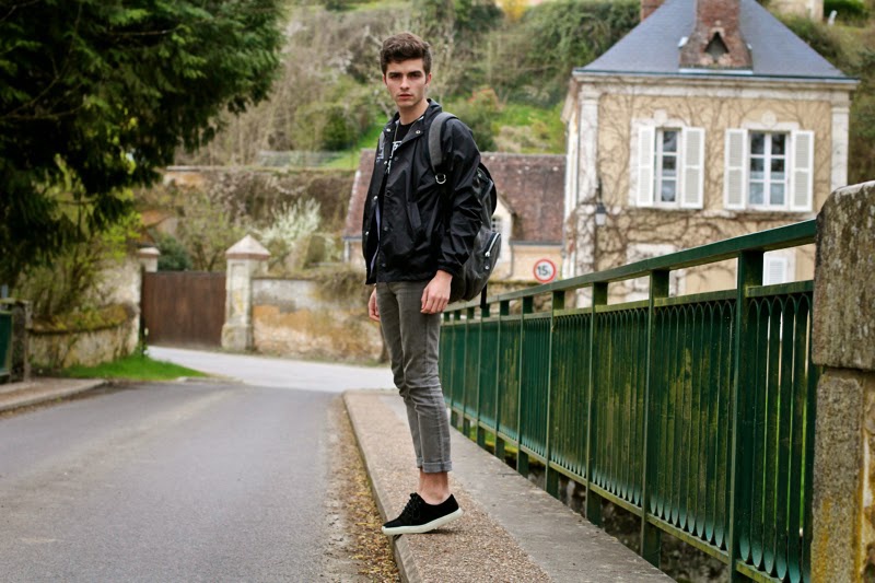 Cũng nên lưu ý độ dài ngắn của quần còn phụ thuộc vào phong cách mà bạn muốn hướng tới, nếu trẻ trung, năng động, hãy để chiều dài lai quần cách mắt cá chân chừng 3 - 4 cm, kết hợp thêm boot hoặc giày bata.