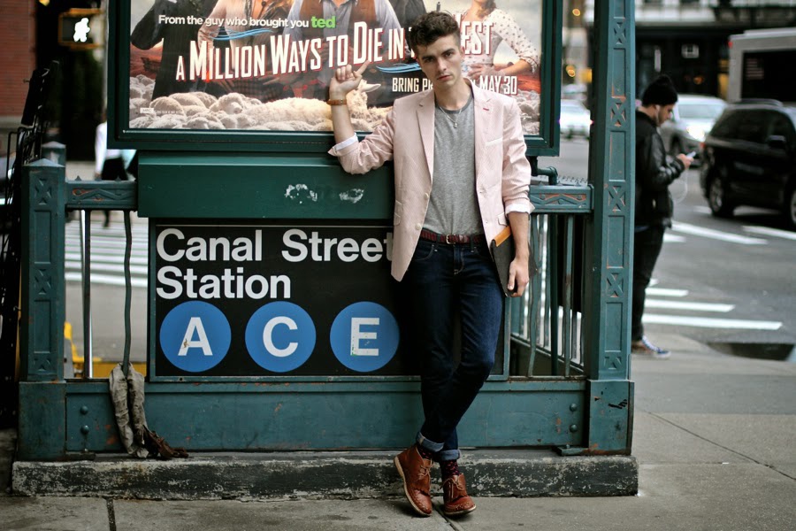 Còn không, chỉ cần để chiều dài quần ngang hoặc cao hơn mắt cá chân 1 – 2 cm để trông chỉn chu hơn khi đến công sở.