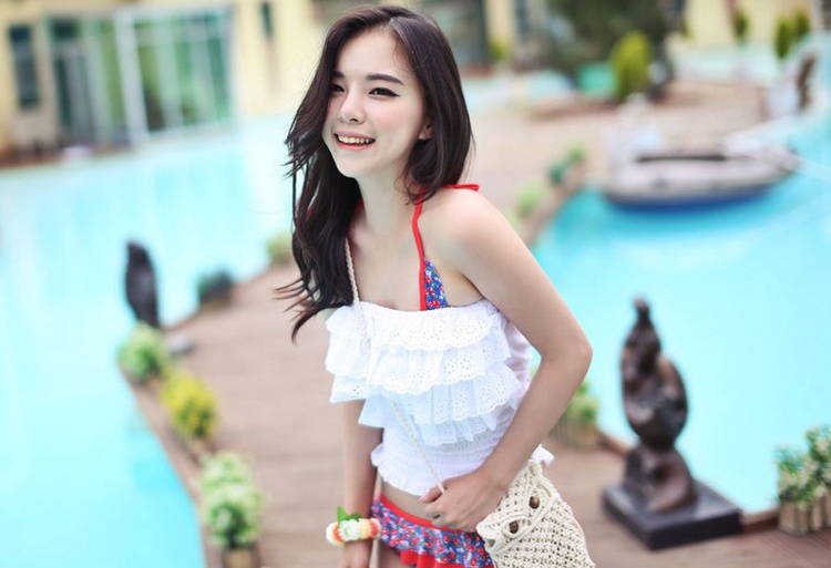 Bạn gái trở nên kín đáo, dễ thương hơn với áo crop-top trắng xinh xắn.