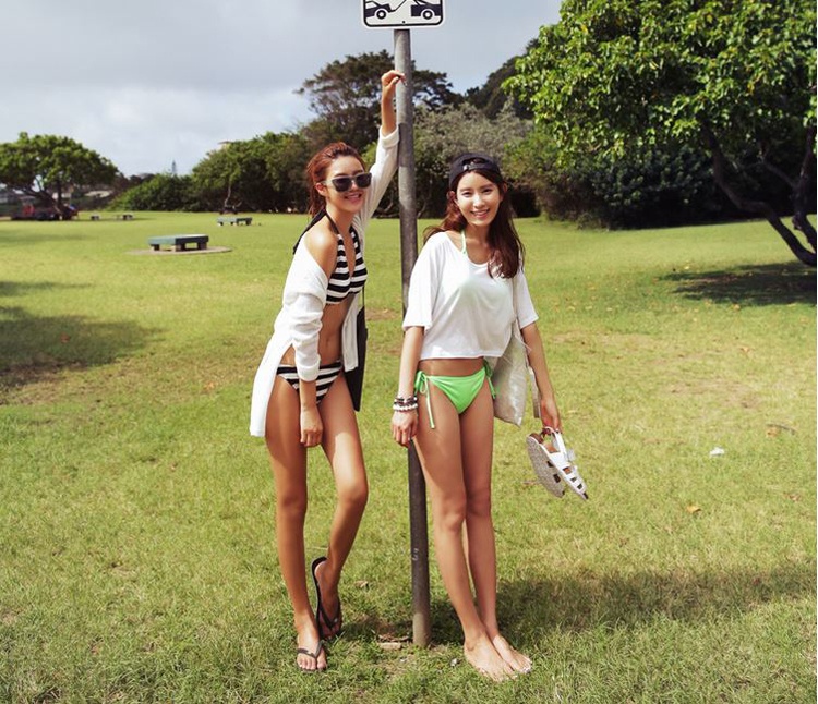 Dù được xem là loại trang phục cực sexy nhưng bạn vẫn cần kết hợp thêm vài loại trang phục nữa nhằm giảm độ nóng của bikini khi dạo chơi trên bãi cát, hoặc trong khuôn viên resort, để trông kín đáo và lịch sự hơn.