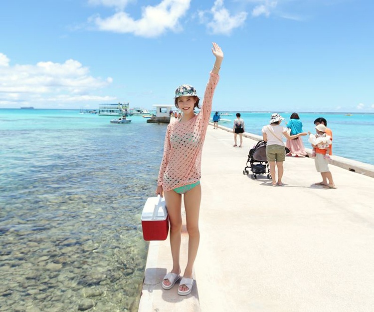 Chất liệu crochet với nhiều hoa văn, kiểu dáng khác nhau giúp bạn gái vừa lịch sự vừa cuốn hút cùng bikini.