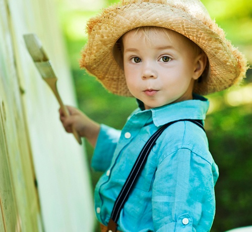 Thoi trang ruc ro cua mau nhi 3 tuoi xu bach duong hinh anh