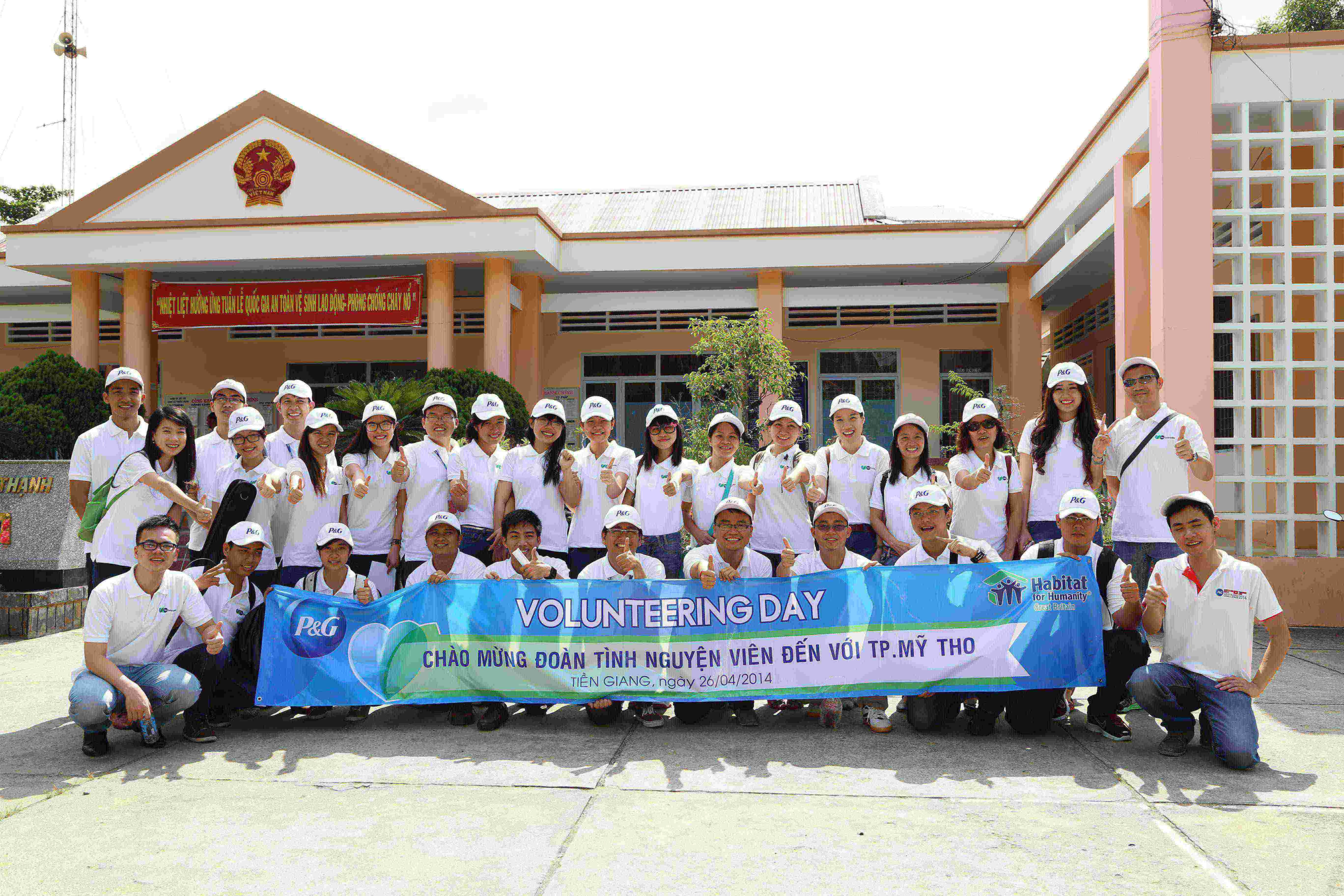 Mai Phương Thúy và nhóm sinh viên xuất sắc nhất của cuộc thi tìm kiếm nhà lãnh đạo tương lai.