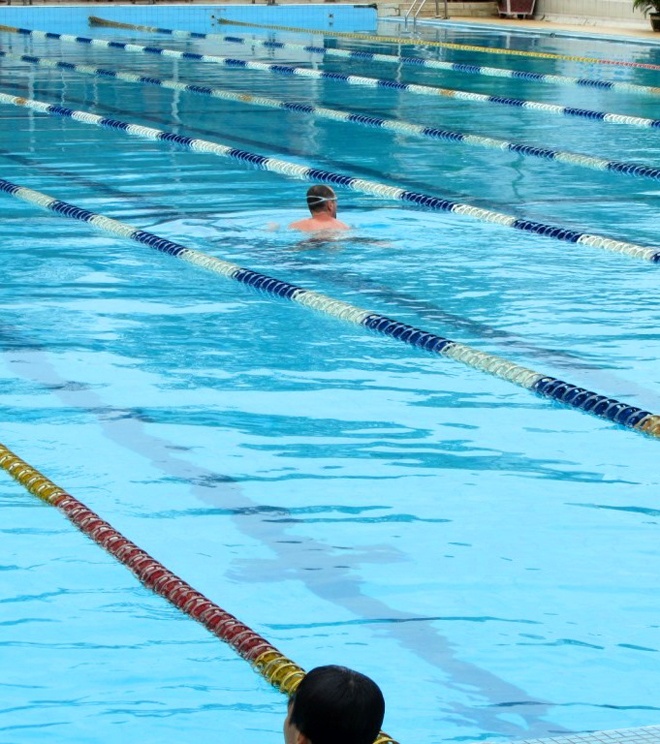 Có nhiều điểm cộng ở đây mà bạn có thể tự trải nghiệm, đó là dù nằm ở quận 5 và là hồ lớn nhưng hồ bơi Lam Sơn lại khá yên tĩnh, thậm chí vào những ngày cuối tuần. Nước tại hồ cũng khá sạch sẽ vì được thay vào mỗi thứ 2 hàng tuần. Đồng thời, bạn cũng không bị giới hạn về trang phục bơi như 1 số hồ khác.