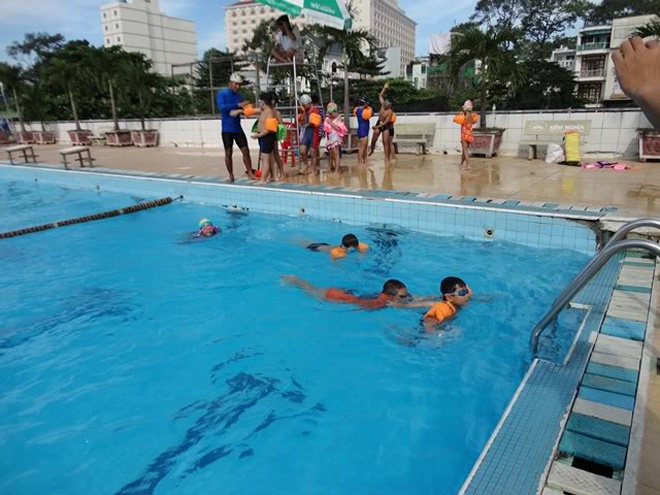 Một điểm trừ theo nhận xét của nhiều khách đến đây là nhà tắm không được vệ sinh cho lắm, nhưng đổi lại dịch vụ giải trí ở hồ bơi Lam Sơn khá phong phú, gồm 1 quán café và thức ăn nhanh, tiệm Internet, quán Karaoke, phòng Gym … Hồ mở cửa từ 5h30 đến 12h00 trưa, và từ 13h00 đến 18h30 tối các ngày trong tuần, trừ thứ Hai. 