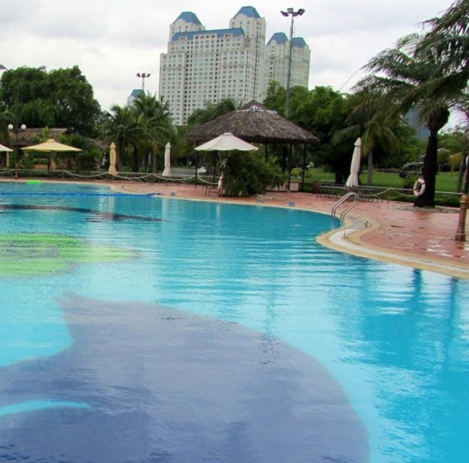 Du khách được khuyên có thể đến bơi tại Văn Thánh nếu muốn tạm lánh xa khói bụi và tiếng ồn của thành phố năng động bậc nhất Việt Nam. Hồ bơi mở cửa từ 6h00 đến 20h00 mỗi ngày, và buổi sáng đến xế trưa được xem là khoảng thời gian bơi thích hợp nhất cho những ai thích sự yên tĩnh. 