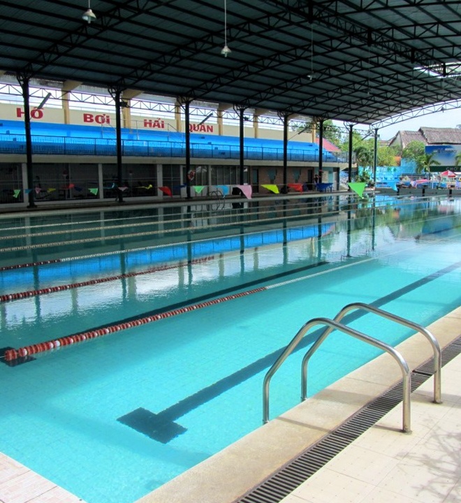 3. Hồ bơi Hải Quân. Vị trí thứ 3 thuộc về hồ bơi Hải Quân, đây là cơ sở của trường Hải Quân Việt Nam, nằm dọc theo bờ sông Sài Gòn. Hồ bơi chính được thiết kế theo tiêu chuẩn Olympic. Ngoài ra còn có hồ bơi phụ dài 25m và hồ mini dành cho trẻ em. 