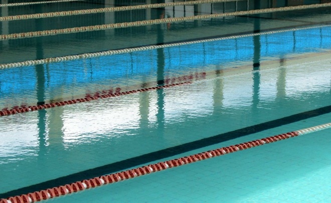 Thời gian gần đây hồ chính được xây dựng thêm phần mái che ở trên, nhờ đó nước trong hồ trở nên mát hơn, tạo cảm giác sảng khoái và thoải mái khi bơi. Vào sáng sớm hoặc ngày cuối tuần, hồ bơi luôn đông đúc, ngoài ra khoảng 15h00 các ngày trong tuần hồ bơi chính được sử dụng dành cho các lớp học bơi.