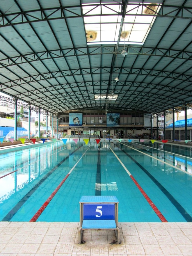 Mở cửa từ 6h00 đến 20h00 hàng ngày, giá vé khoảng 25.000 đồng/lượt. Với mức giá tương đối rẻ, kèm theo các dịch vụ tiện ích như phòng spa, sauna, ghế dành cho khách hàng muốn được thư giãn và hòa mình trong ánh mặt trời, quán cà phê và các loại thức ăn nhanh, hồ bơi Hải Quân là lựa chọn đáng cân nhắc của rất nhiều bạn trẻ cũng như khách du lịch khi muốn “giải nhiệt” ở Sài Gòn.