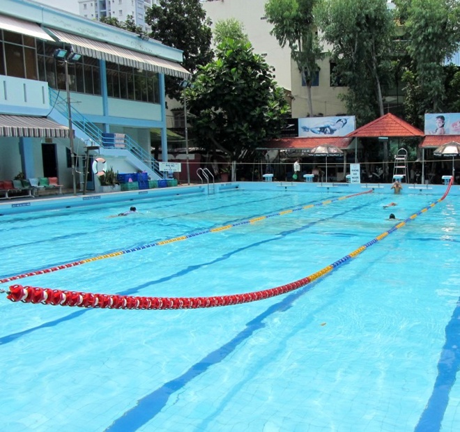 4. Hồ bơi Kỳ Đồng. Giữ vị trí thứ 4 trong bảng xếp hạng, hồ bơi Kỳ Đồng có hồ lớn chỉ dài 25m, sâu từ 1,4m đến 2m và hồ bơi dành cho trẻ em. Với mức giá 12.000 đồng/lượt, đây được xem là hồ bơi  giá rẻ nhất trong Top 5.