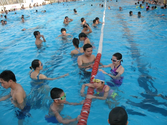 Phòng tắm và phòng thay đồ tương đối sạch và ngăn nắp. Khác với những hồ bơi nêu trên, hồ ở đây có phân biệt làn bơi dành cho phụ nữ và nam giới với thời gian mở cửa từ 6h00 đến 17h00 và đóng cửa ngày thứ 6 hàng tuần.