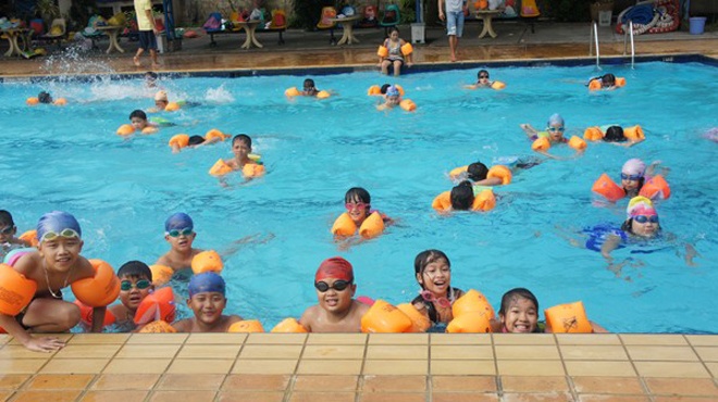 Không gian tại Kỳ Đồng tương đối yên tĩnh. Từ thứ Hai đến thứ Năm, vào khoảng thời gian từ 11h00 - 14h00 hầu như không có ai, nhưng những ngày cuối tuần và chiều lại rất đông các gia đình đưa bé đến bơi lội.