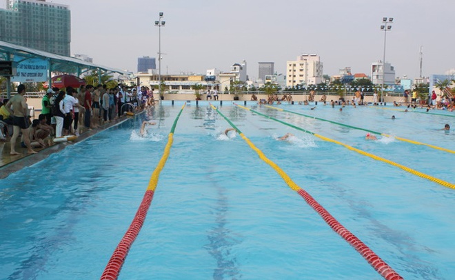 Cả 2 hồ lớn và nhỏ của Rạch Miễu đều khá đông khách trong sáng sớm và đầu giờ chiều (khoảng 2h00). Do đó, nếu muốn được yên tĩnh, bạn nên đến trước giờ đóng cửa khoảng 1 tiếng. Thời gian hoạt động của hồ là từ 5h30 – 10h00 và từ 14h00 – 7h30 các ngày trong tuần trừ thứ Hai. Giá vẻ khá rẻ, chỉ 15.000 đồng.