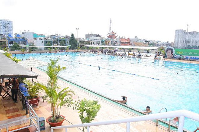 Hạn chế lớn nhất của hồ bơi này là quy định yêu cầu mọi người phải mặc quần bó sát, vì vậy bạn sẽ không được vào nếu diện shorts rộng. Đồng thời sẽ khá khó khăn cho những bạn trẻ thích pose ảnh “tự sướng”, vì ở đây không cho phép chụp ảnh với bất kỳ hình thức nào. 