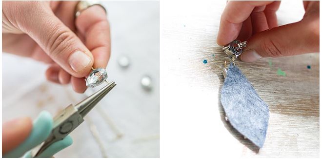 Luồn thanh móc dây đồng mạ vàng vào phần sau viên đá có gắn đế khuyên. Gập lại 2 vòng rồi cắt bỏ phần thừa. Sau đó nối vòng móc với đầu vải dạ và nối dây đồng mạ vàng nhỏ lên đế khuyên.