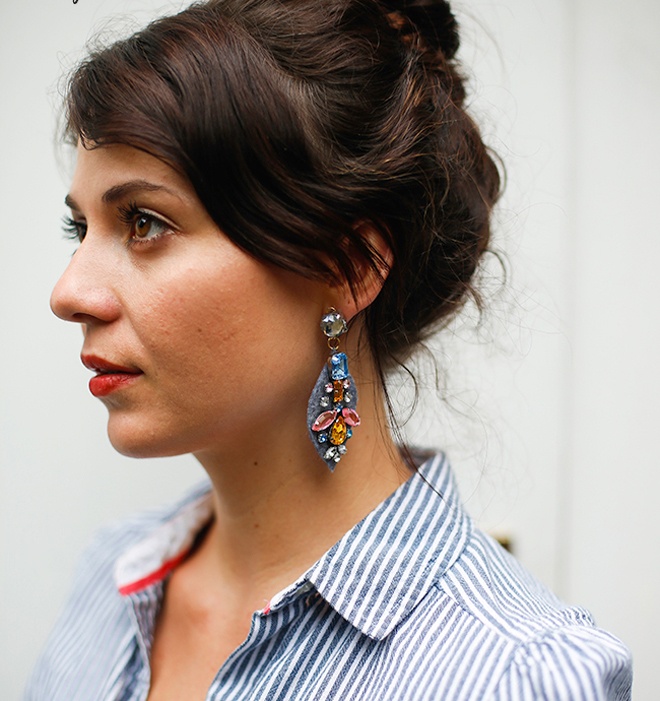 Thế là chỉ với vài thao tác đơn giản bạn đã sở hữu được 1 đôi khuyên tai hình chiếc lá bằng đá crystal thật rực rỡ và ấn tượng như thế này.