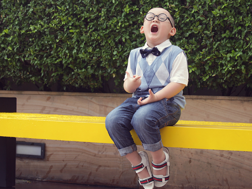 Nhoc ty Viet 4 tuoi gay chu y voi gu thoi trang sanh dieu hinh anh