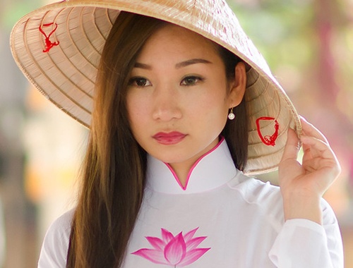 Fashionista goc Viet gay an tuong voi ao dai va non la hinh anh
