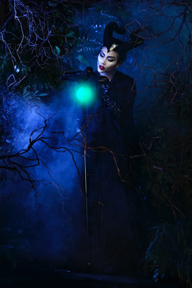 2. Võ Hoàng Yến  Trước khi bộ phim Maleficent xuất hiện tại phòng vé, siêu mẫu Võ Hoàng Yến đã nhanh chóng đi trước trào lưu bằng 1 bộ ảnh có concept từ tạo hình Maleficent của Angelina Jolie.