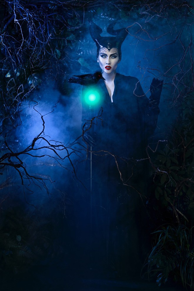 Ngoài biểu cảm hình thể, cách trang điểm và kiểu đầu 2 sừng, trang phục và đạo cụ cũng được siêu mẫu chịu khó đầu tư.Và đây cũng được xem là phiên bản copy gần như 100% hình ảnh Tiên Hắc Ám trong tất cả các concept ảnh theo trào lưu Maleficent hiện nay.