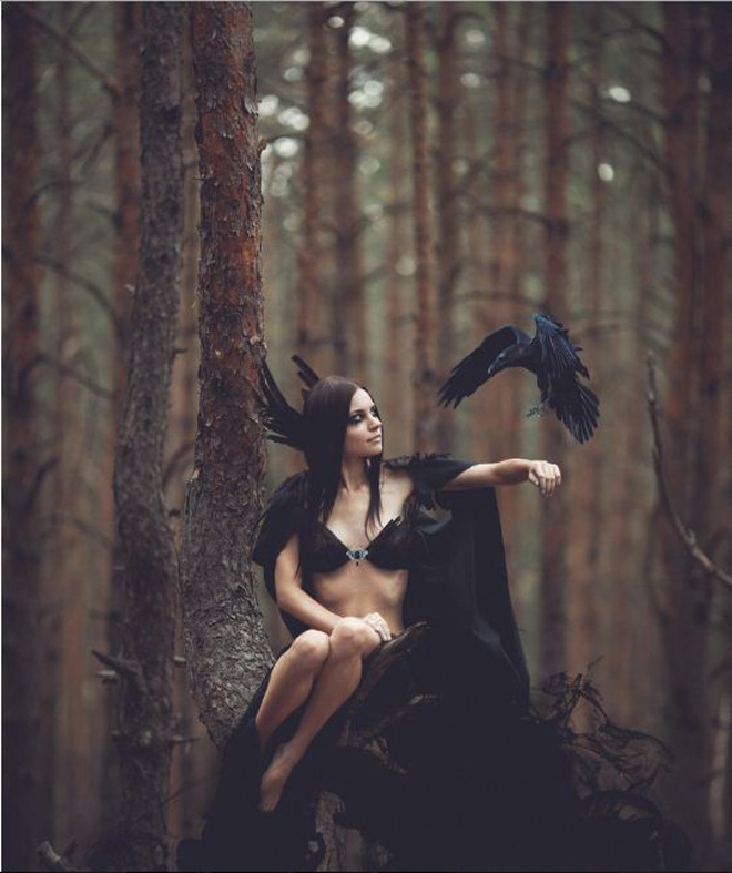 3. Nhiếp ảnh gia Maryna Khomenko  Cũng lấy cảm hứng từ nhân vật Tiên Hắc Ám, nhưng nhiếp ảnh gia Maryna Khomenko lại chọn các thể hiện nhân vật Maleficent theo 1 góc cạnh mới khá duyên dáng và quyến rũ.