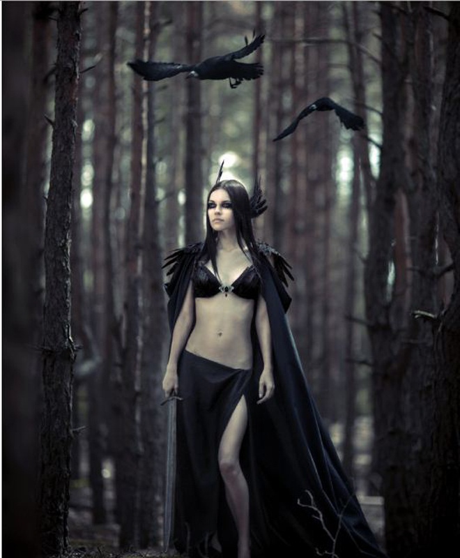 Vẫn trung thành với bản gốc ở chiếc sừng biến tấu bằng lông vũ và đàn quạ, nhưng Tiên Hắc Ám trong những bức ảnh của Maryna Khomenko lại mang đến cho người xem cảm giác cô đơn và buồn bã thay vì uy nghi, quyền lực như phiên bản gốc. Dù vậy, Maryna Khomenko vẫn tạo ra những bức ảnh thời trang đẹp và ấn tượng từ hình mẫu nhân vật phản diện độc đáo này.