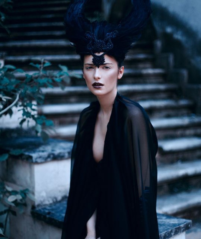 4. Nhiếp ảnh gia Lelya Martian  Cũng như Maryna Khomenko, nhiếp ảnh gia Lelya Martianđã tạo nên hình ảnh một nàng Tiên Hắc Ám đầy u uất và nhiều tâm sự như chính nội tâm Maleficent do Angelina Jolie thể hiện.