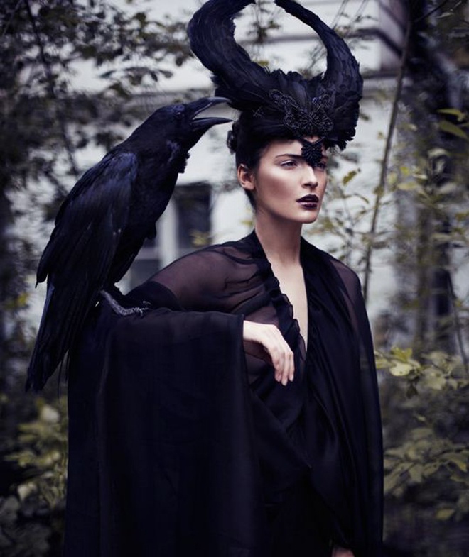 Cách tạo hình cho người mẫu hoàn toàn tuân theo mẫu gốc Maleficent trong phim Disney với 2 chiếc sừng nhọn và con quạ trung thành luôn bên cạnh.