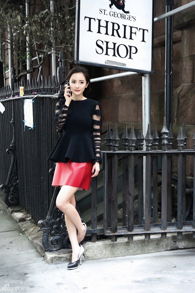 Với chiếc áo đen có điểm những đường xuyên thấu nhẹ nhàng, thanh lịch ở cánh tay, nữ diễn viên Dương Mịch khiến không ít fan hâm mộ phải rung rinh trước vẻ đẹp nữ tính, dịu dàng. 