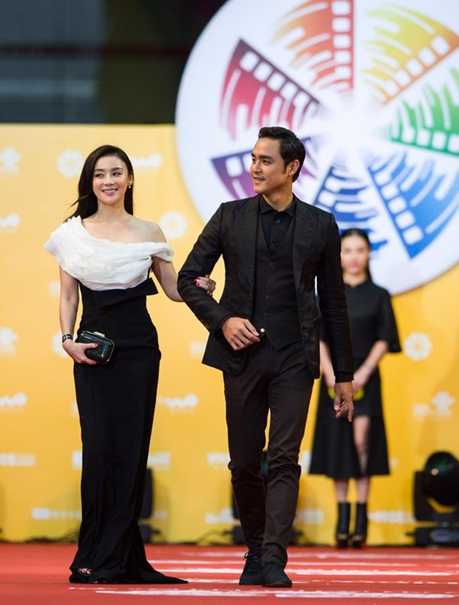 Viên San San cũng chọn bộ váy dạ hội đơn giản với 2 tông màu đen, trắng. 