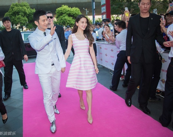 Huỳnh Hiểu Minh lịch lãm với suit trắng, thắt lưng đen khi sánh vai cùng bạn gái xinh đẹp Angela Baby trong một sự kiện tổ chức tại đại lục.