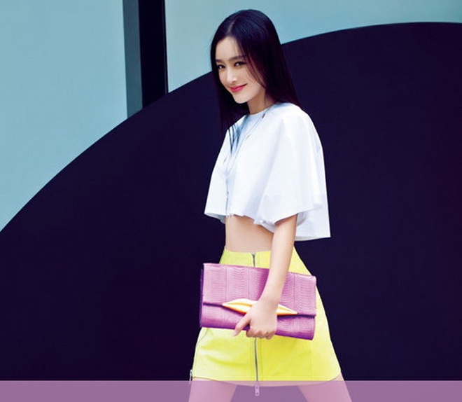 Diễn viên Tần Lam rạng ngời trong 1 thiết kế crop top trắng kết hợp váy dây kéo vàng chanh độc đáo.