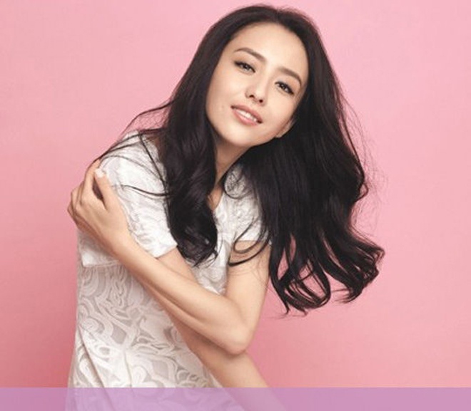 Nữ diễn viên “Câu chuyện tình yêu Bắc Kinh” Đồng Lệ Á khoe vẻ đẹp trẻ trung, tràn sức sống mùa hè trong chiếc đầm ren trắng.