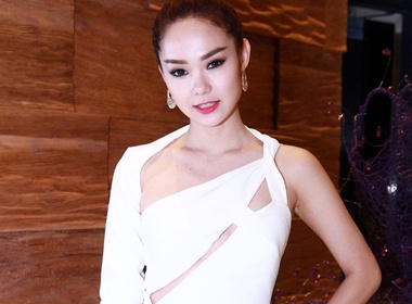 Chieu khoe nguc tranh phan cam cua sao Viet hinh anh