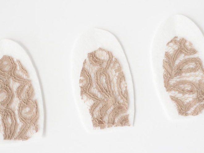 Dùng keo dán miếng ren lên phần vải nỉ đã cắt thành hình tai thỏ.