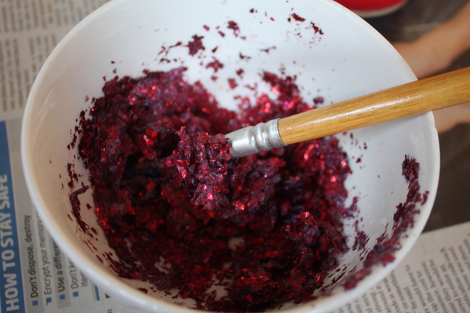 Bắt tay F5 đôi giày lười của bạn bằng cách trộn keo PVA và sequin vào trong chén.