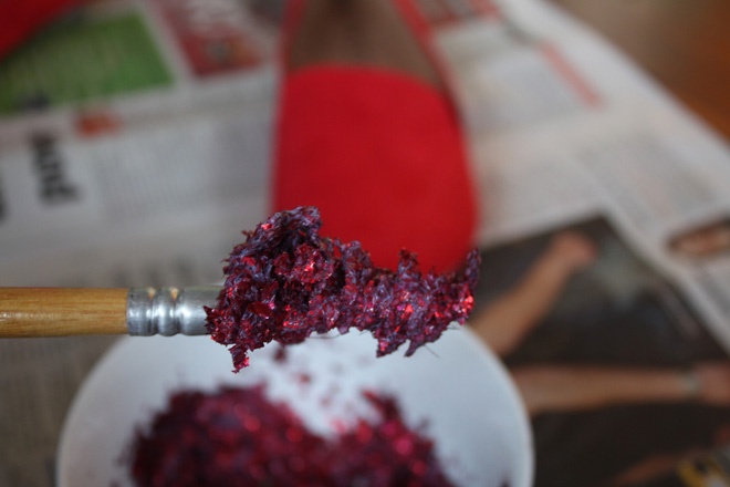 Bạn nên cố gắng trộn đều tay để sau này sequin phủ khắp bề mặt da giày.