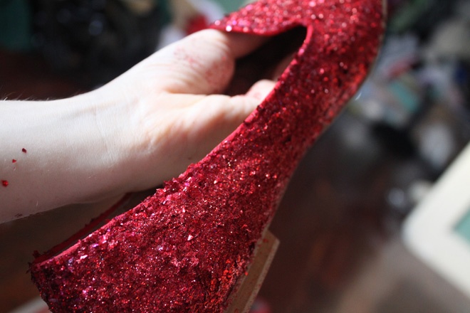 Sau khi trộn đều phần sequin với keo PVA, dùng cọ quết hỗn hợp này lên bề mặt của giày và thoa đều.