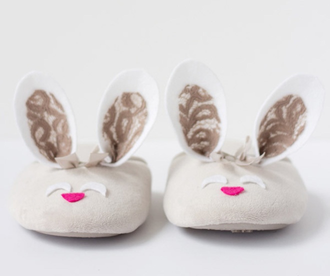 Lấy keo dán các phần này chặt vào từng chiếc dép bông.