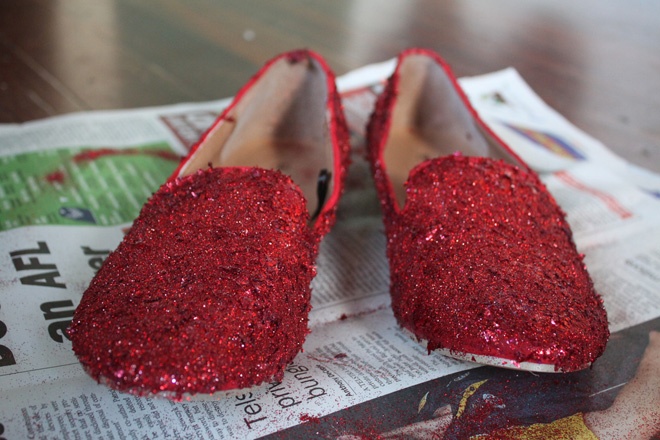 Thực hiện các thao tác tương tự với chiếc giày lười còn lại, sau đó để đôi giày lên giấy báo cho khô keo. Nhớ dùng chổi cọ quét các phần sequin thừa để đôi giày thành phẩm của bạn chỉn chu và đẹp hơn nhé.