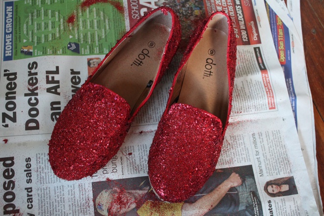 Thao tác cuối cùng cực kì đơn giản, đó là hãy mang chúng lên chân xinh và mix, match với đủ kiểu trang phục để tạo thành street style hấp dẫn và nổi bật.