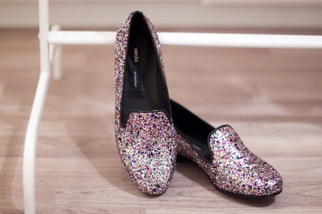 Sau khi đã F5 thành công đôi giày cũ đầu tiên, bạn có thể tạo ra hàng loạt đôi giày sequin màu sắc khác nhau để làm mới và làm phong phú thêm tủ giày của bạn, chẳng hạn như kiểu giày sequin 7 sắc cầu vồng như thế này.