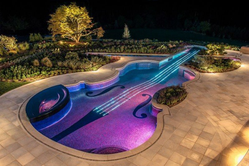 Hồ bơi hình đàn violin: Mọi nhạc sĩ chắc chắn sẽ đều mơ ước khoảng sân sau nhà mình hoàn hảo hơn với một hồ bơi giống như thế này. 
