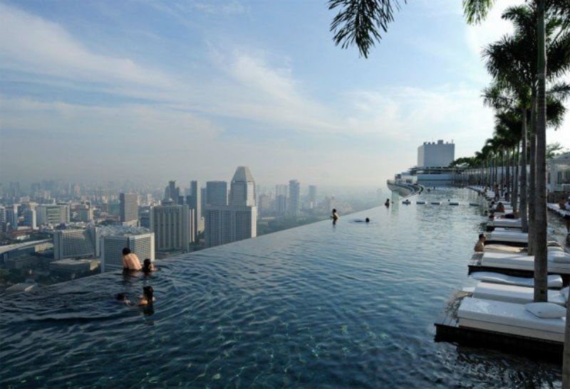 Hồ bơi vô cực SkyPark, Singapo: Tọa lạc trên tầng 57 của khách sạn Marina Bay Sands và nhìn ra đường chân trời  Singapo.