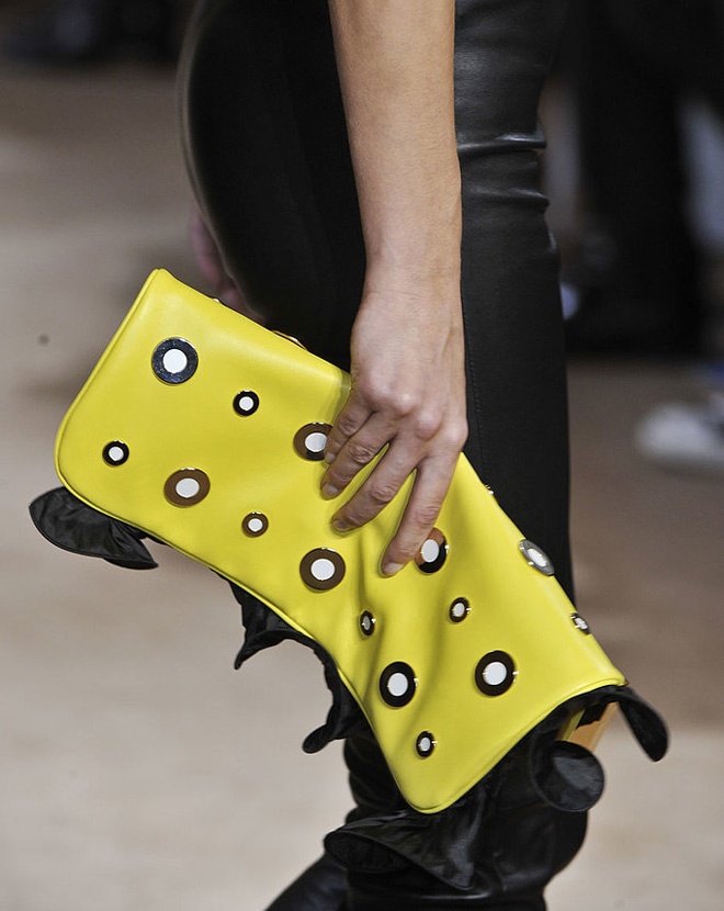 Mẫu clutchcủa Emanuel Ungaro khiến bạn dễ rùng mình vì liên tưởng đến con sâu nhiều màu.