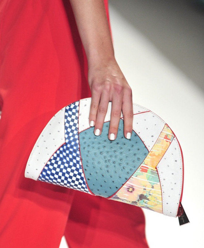  May mắn là vẫn có một số thiết kế vừa mang đậm dấu ấn sáng tạo độc đáo vừa đảm bảo được khả năng ứng dụng ngoài sàn catwalk, đơn cử như chiếc túi hình bánh quai vạt nhiều màu sắc rất bắt mắt và nổi bật của Nanette Lepore.