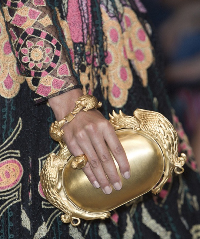  Hoặc sang trọng và tinh tế hơn là chiếc ví cầm tay kết hợp trang sức mạ vàng rất ấn tượng của Valentino.