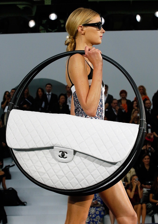  Một trong những mẫu thiết kế lạ lùng và nổi tiếng mang phong cách Chanel trong năm 2014.