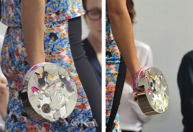 Kiểu clutch cầm tay ấn tượng củaTanya Taylor tuy thật cuốn hút nhưng cũng khiến các quý cô phải mất hết một tay nếu muốn mang phụ kiện này dạo phố.